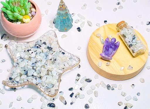 YATOJUZI Moonstone 1LB Aquarium Gravel Rocks Bulk Wholesale Tumbled Crystals Stones Chips Crushed Reiki Energy Balancing Gemstones for Planters Vase Filler Fountain Fish Tank Potted Decor